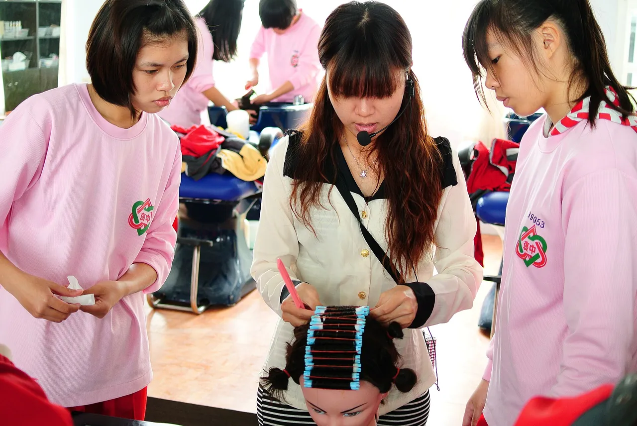 Alumnas practicando técnicas de peluquería en una clase de formación