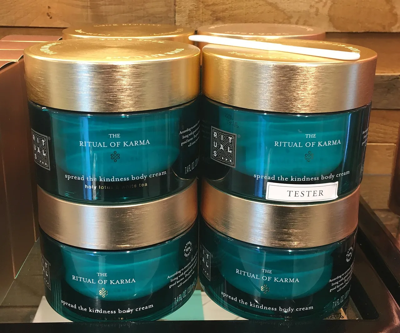 Estantería de tienda con tarros de cosmética profesional