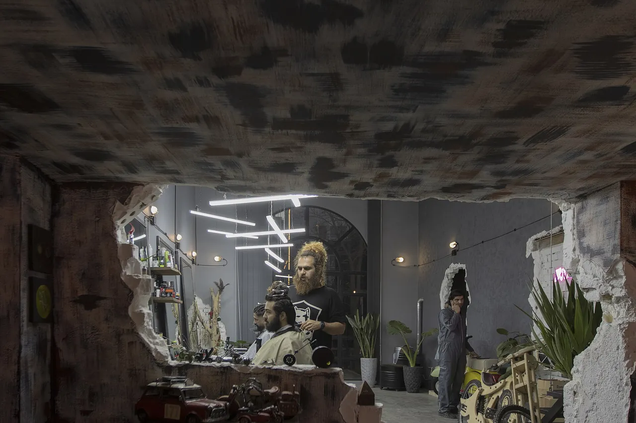 Interior de un centro de estética con equipamiento profesional